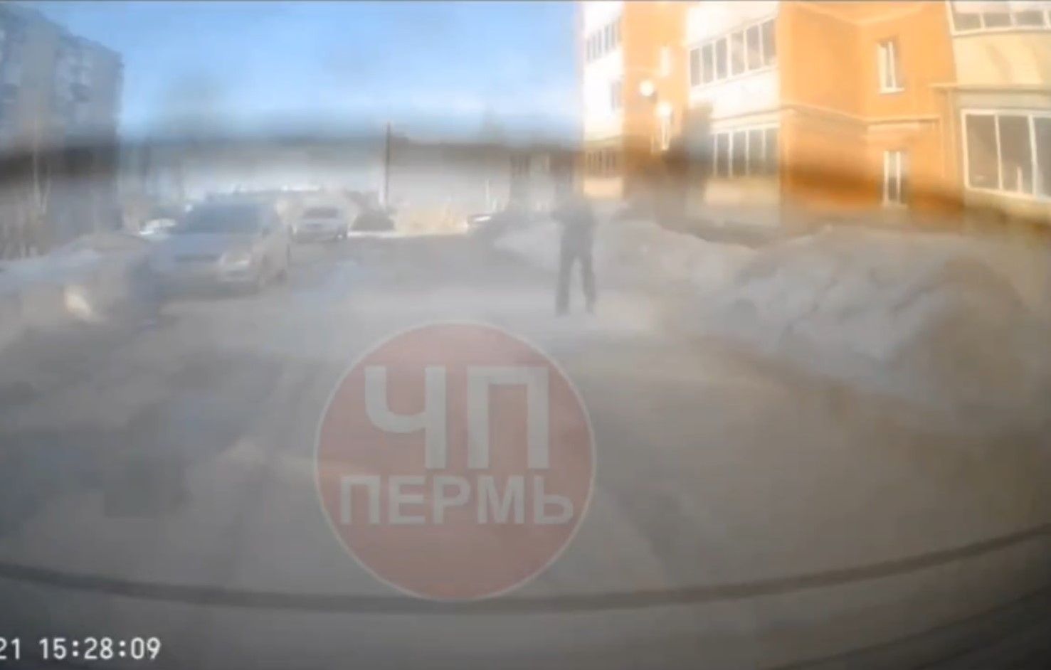 Прокуратура сообщила о проверке по факту упавшего на девушку снега в Чусовом