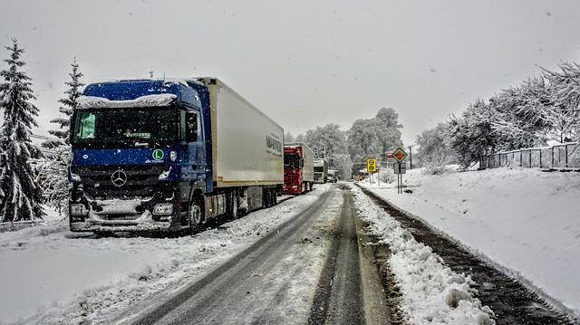 В Пермском крае из-за снегопада на два дня ограничили движение грузовиков