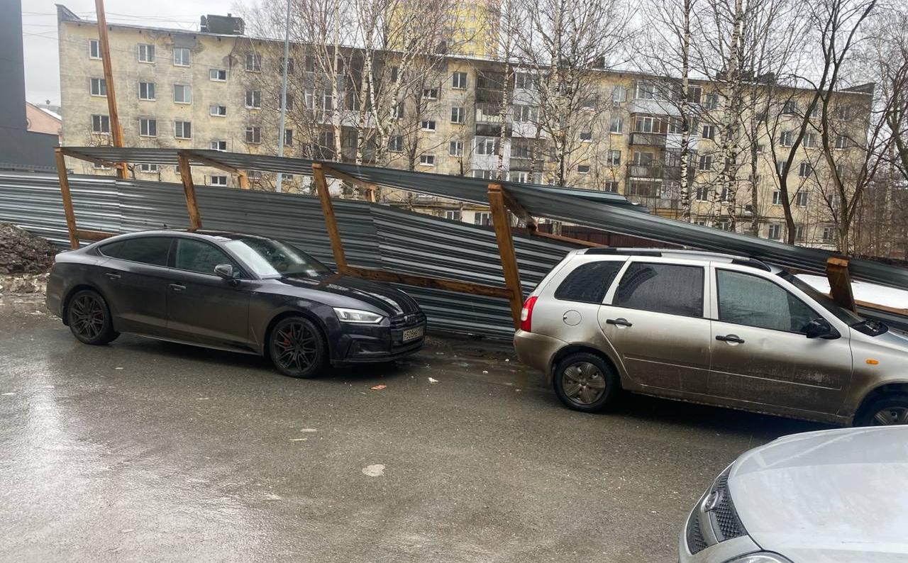 В центре Перми сильный ветер повалил забор на автомобили