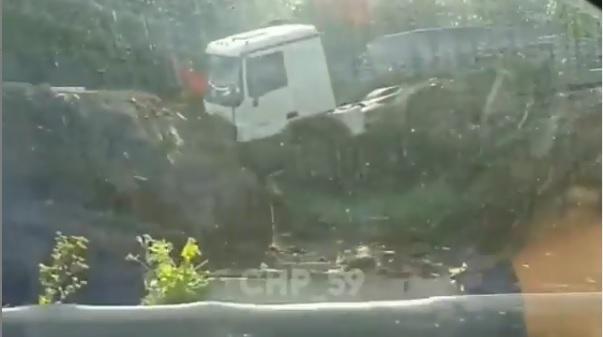 В Пермском крае с ремонтируемого моста упал грузовик