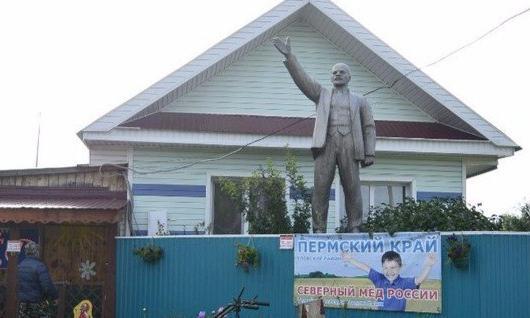 Житель Прикамья установил во дворе частного дома памятник Ленину