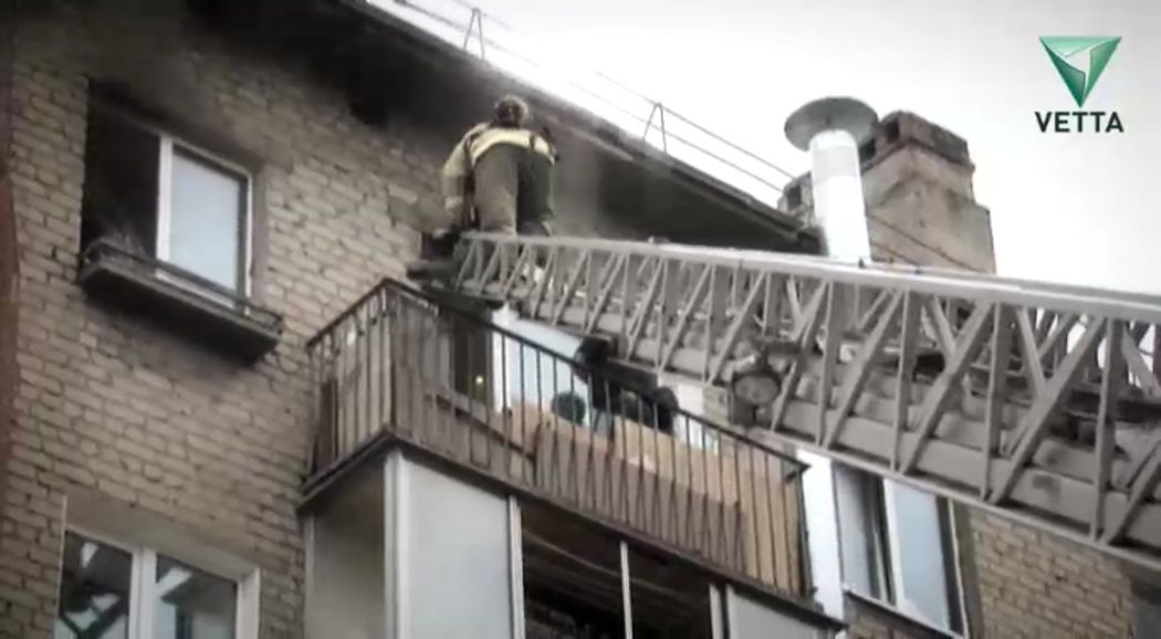  В Перми пожарные спасли из горящего дома 16 человек