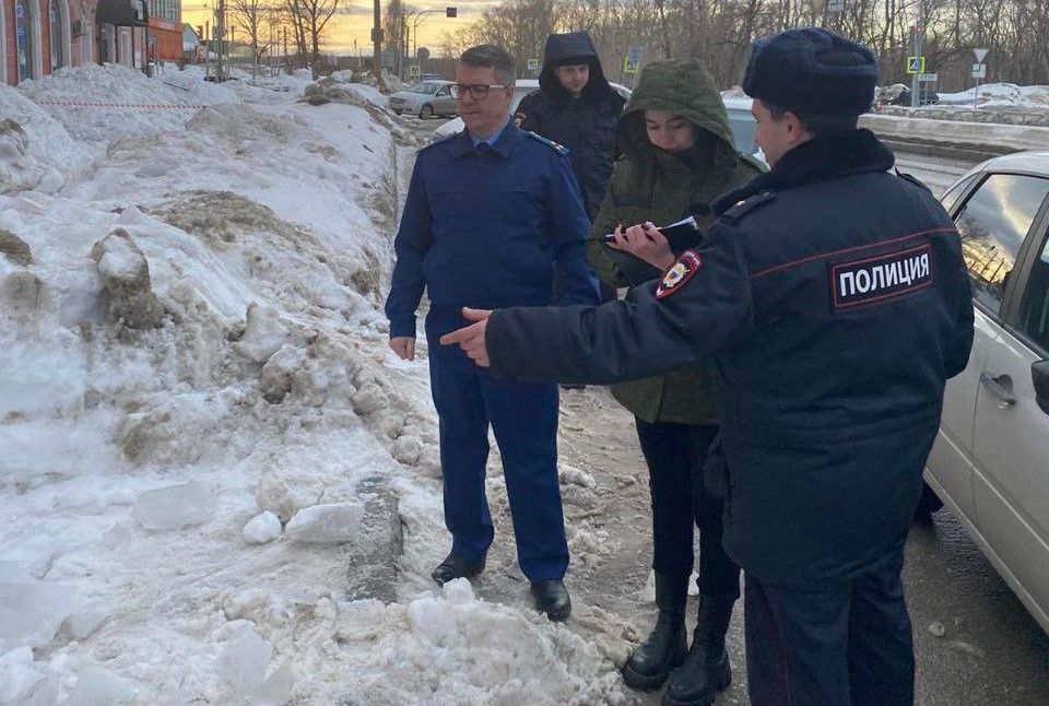 Прокуратура организовала проверку в Березниках по факту падения льда на девушку