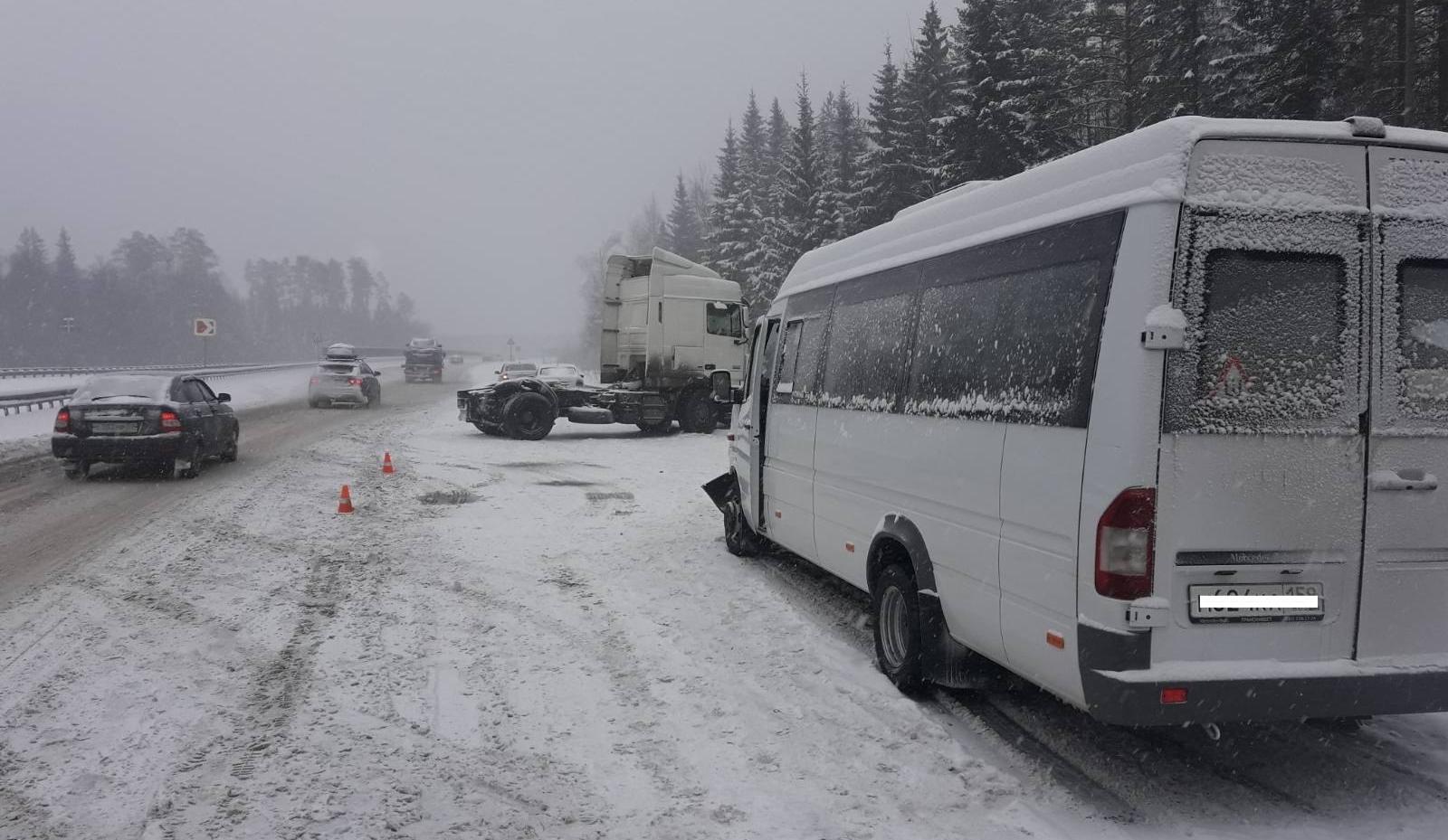 В Перми шесть человек пострадали в ДТП c автобусом и грузовиком