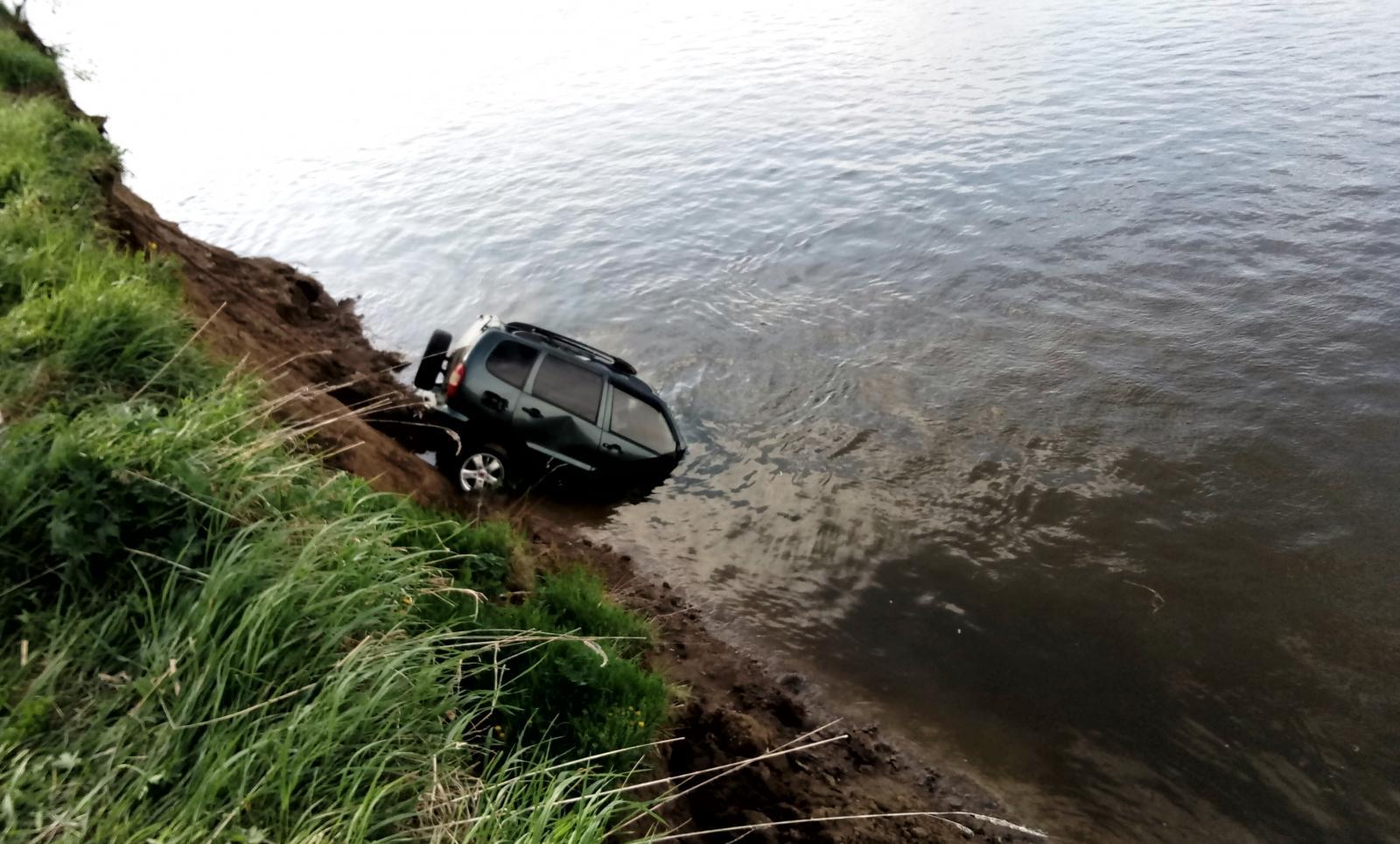 В Пермском крае три рыбака утонули в машине