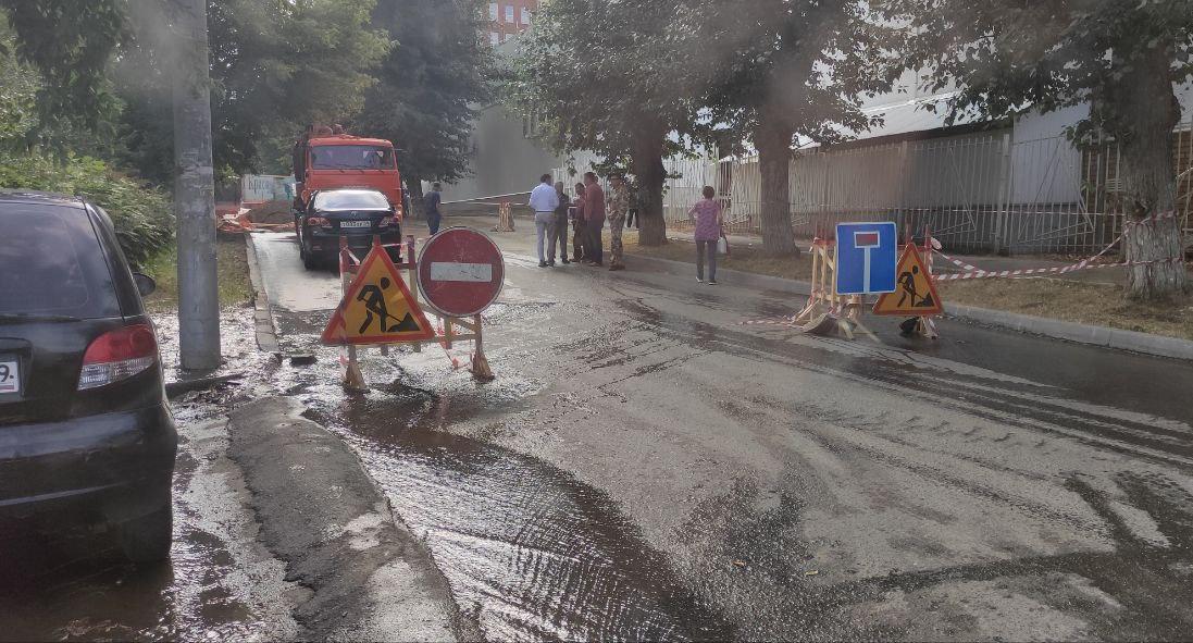 В Перми на улице Грачева прорвало канализацию