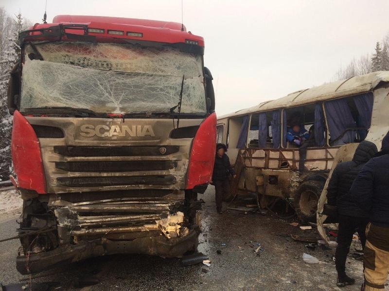 В Прикамье столкнулись автобус, грузовик и легковушка. 7 человек ранены