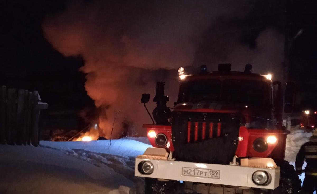 В Пермском крае ночью на пожаре в жилом доме погибли два человека