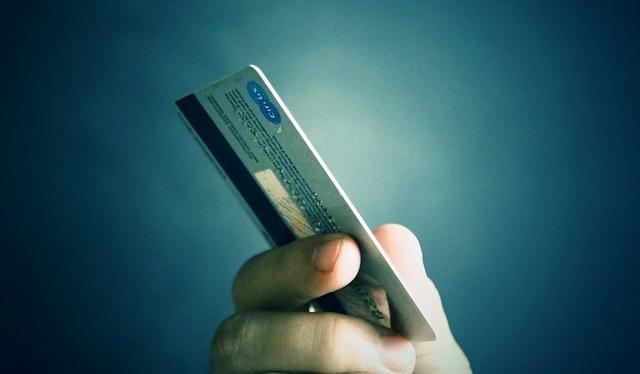 В Прикамье девушка похитила деньги с найденной банковской карты