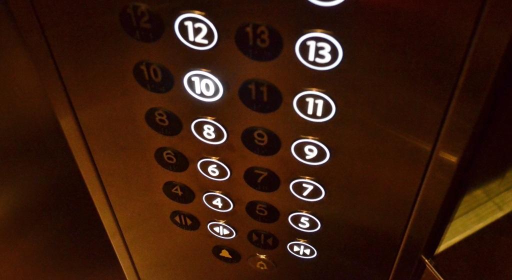 В 6 многоэтажках Добрянки установили новые лифты 