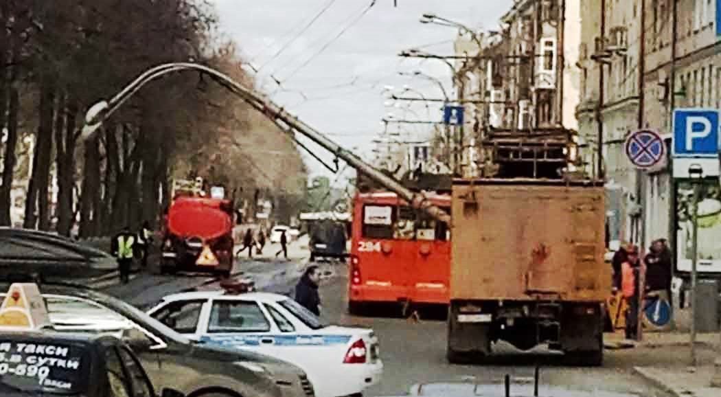 В Перми на Комсомольском проспекте упал фонарный столб