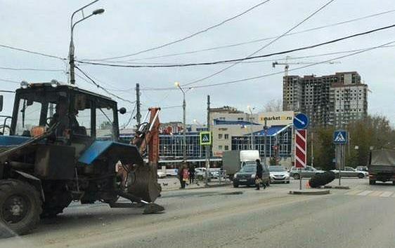 В Перми у трактора на ходу отвалилось колесо