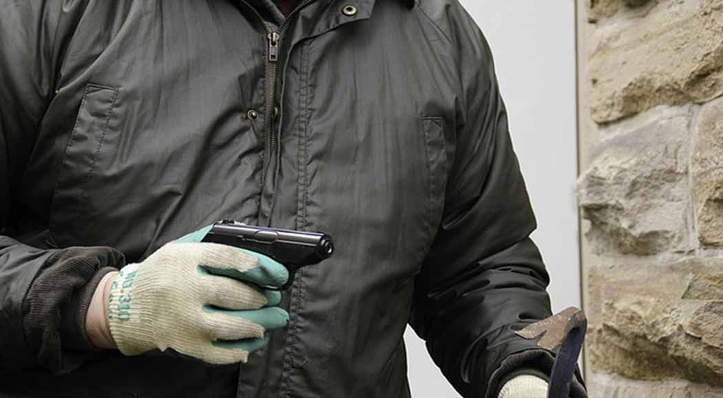В Чайковском полицейские задержали грабителя в маске с пистолетом