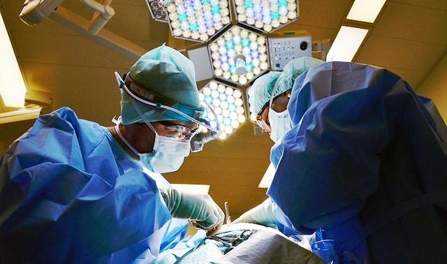 В Перми врачи спасли жизнь 7-летней девочке с резаной раной руки