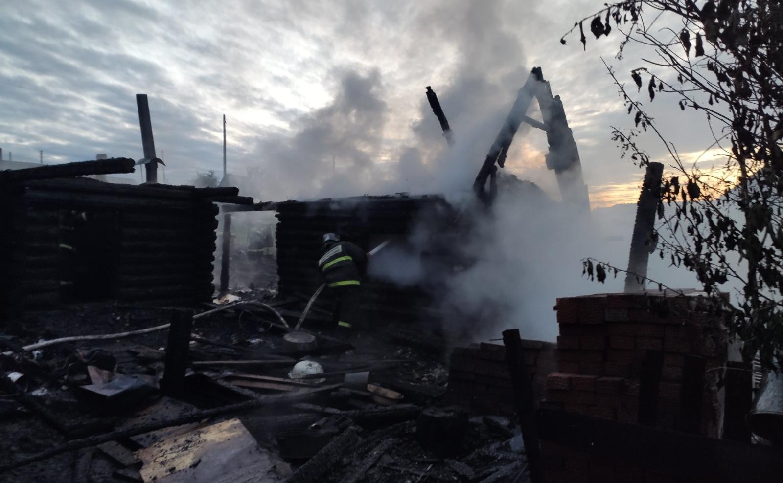 В Прикамье при пожаре в частном доме погибли два человека