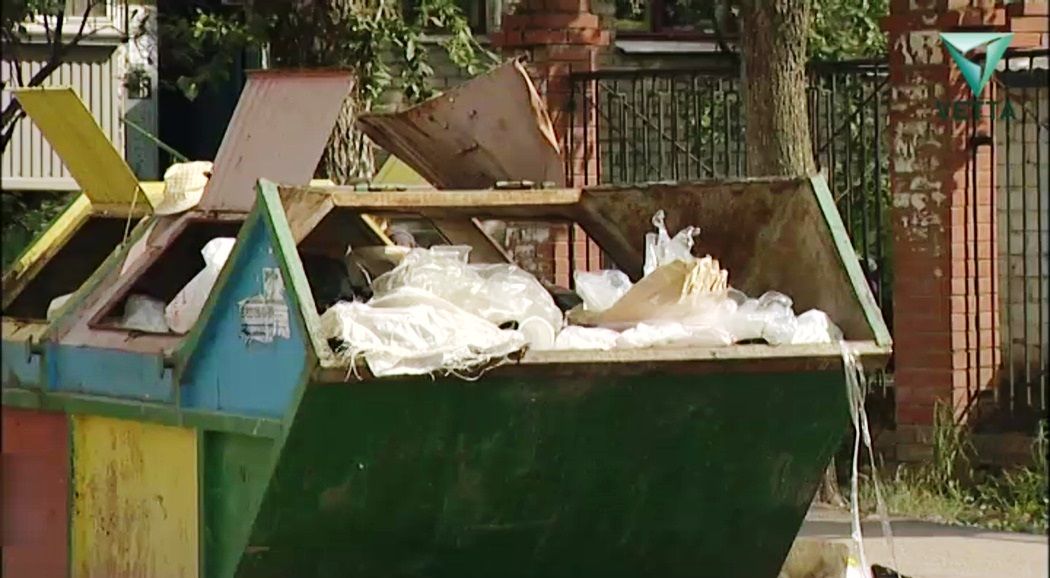 В Перми мусорный контейнер установили рядом с площадкой детского сада
