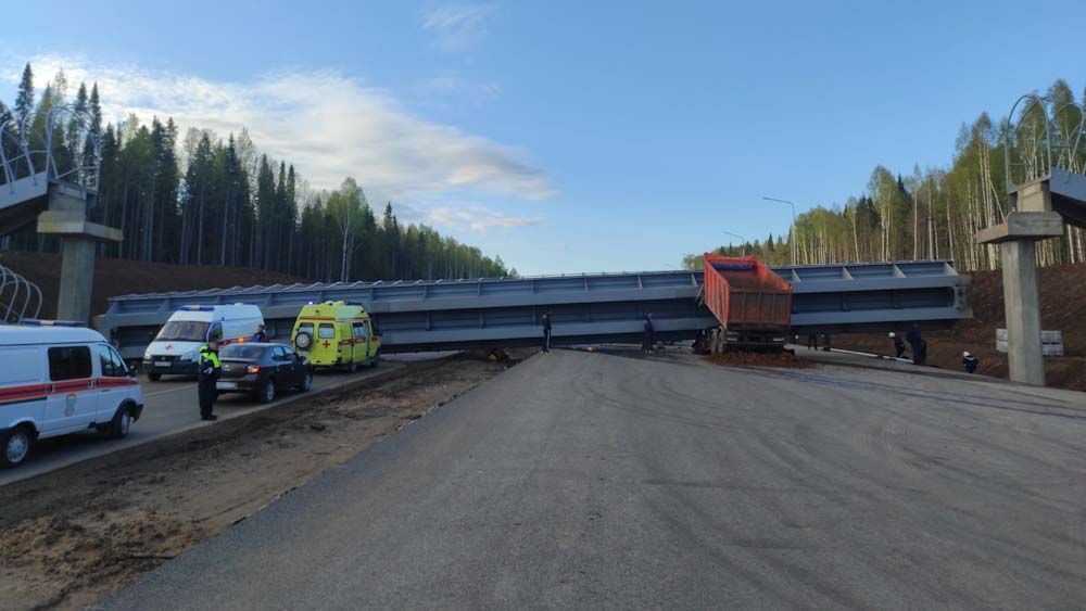 В Прикамье на трассе Пермь - Екатеринбург грузовик снес пешеходный мост