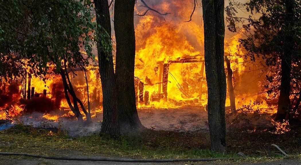 В Прикамье из горящего дома спасли трех человек, в том числе 2-летнюю девочку