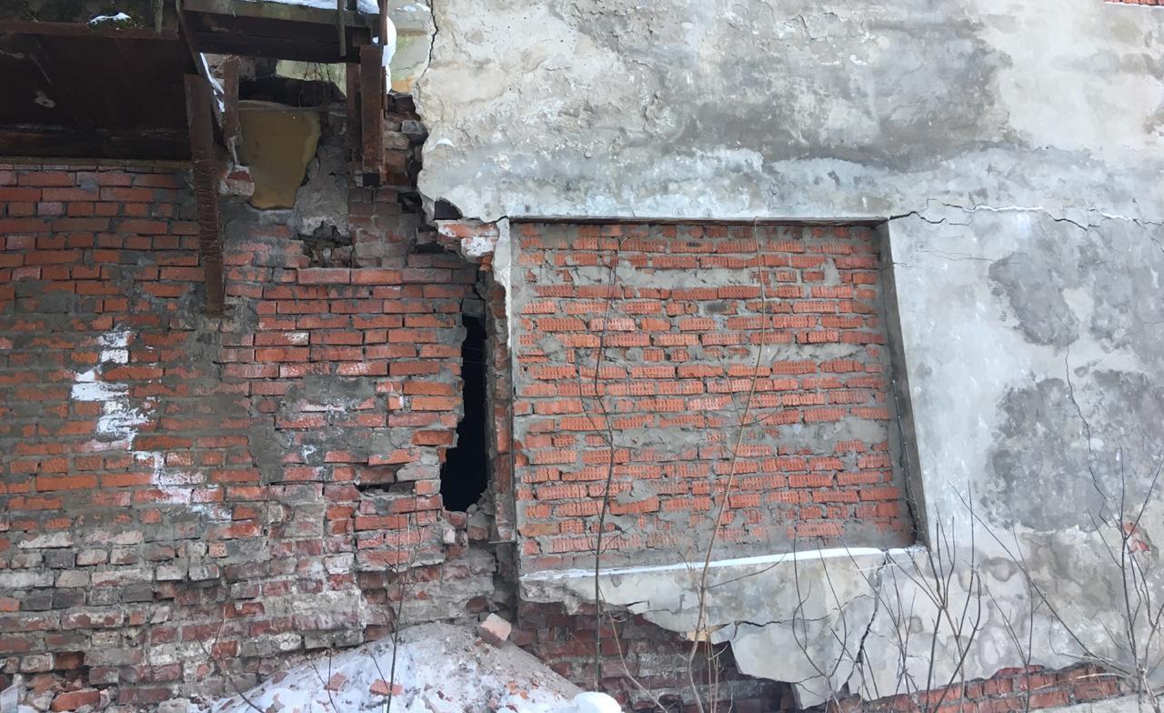 В Перми в многоквартирном доме обрушилась стена