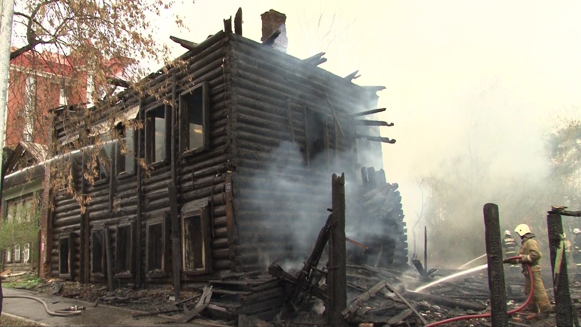 В Перми на Разгуляе сгорел двухэтажный нежилой дом