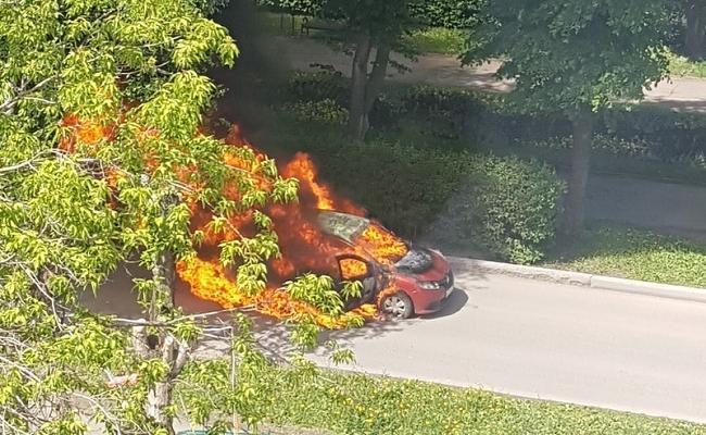 В Перми на ходу взорвался и загорелся автомобиль
