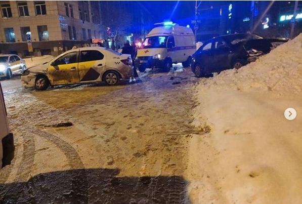 Ночью в центре Перми столкнулись такси и легковушка