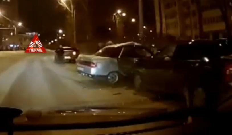 Четыре человека пострадали при столкновении автомобилей в Перми