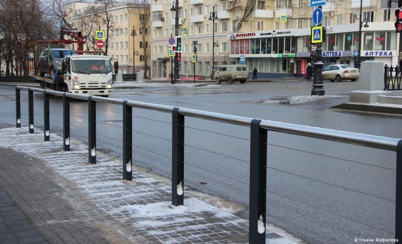 В Перми на Компросе устанавливают пешеходное ограждение