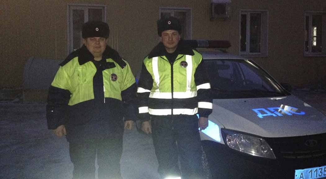 Сотрудники ГИБДД спасли замерзающую женщину на трассе Пермь-Екатеринбург