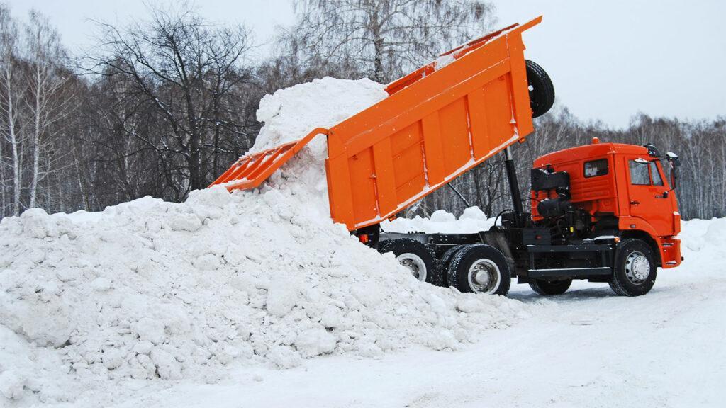В Перми устраняют последствия сильного снегопада