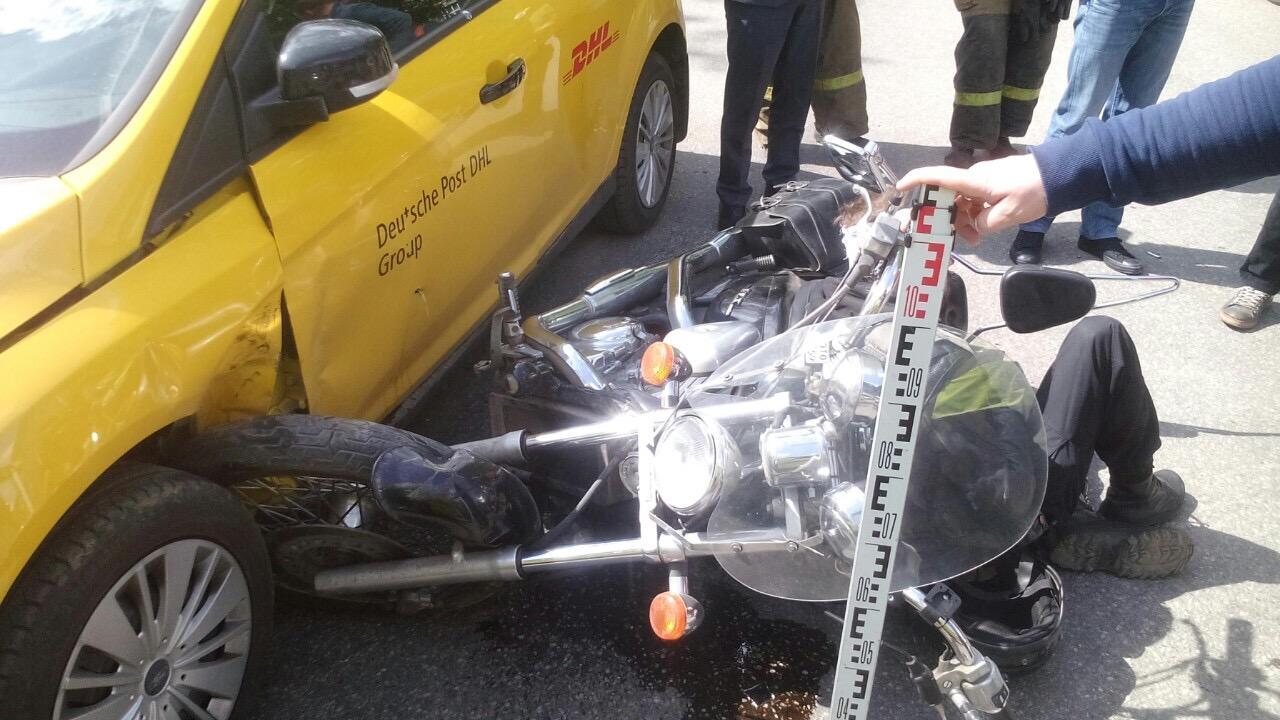 В Перми мотоциклист влетел в автомобиль курьерской службы DHL