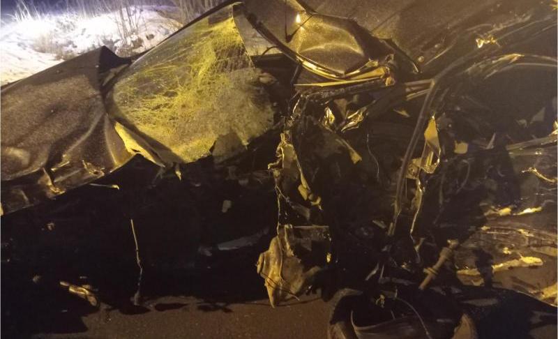 В Перми автомобиль врезался в дерево, водитель погиб