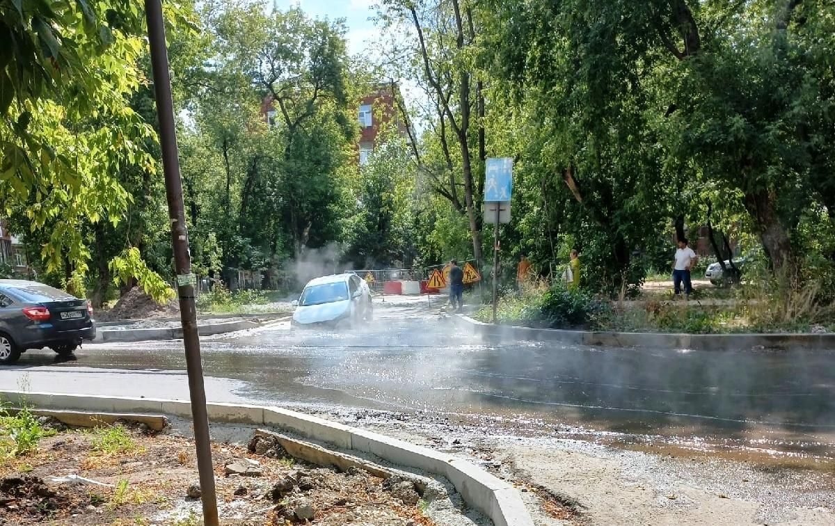 В Перми на улице Клары Цеткин автомобиль провалился в яму с кипятком