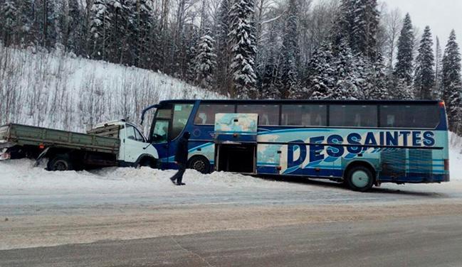 Фургон врезался в рейсовый автобус в Пермском крае