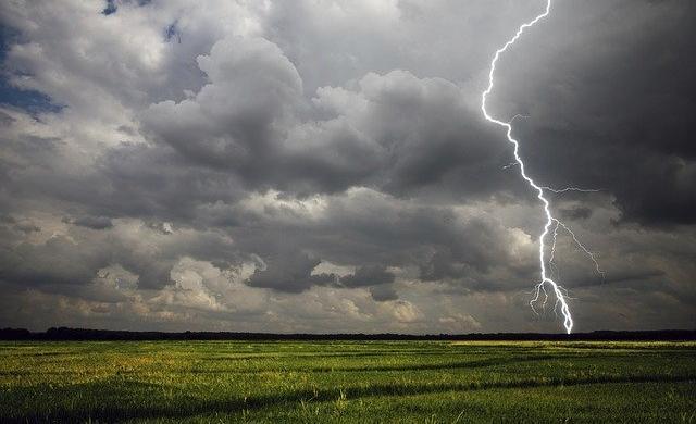 МЧС предупреждает о грозе, дожде и сильном ветре в Прикамье