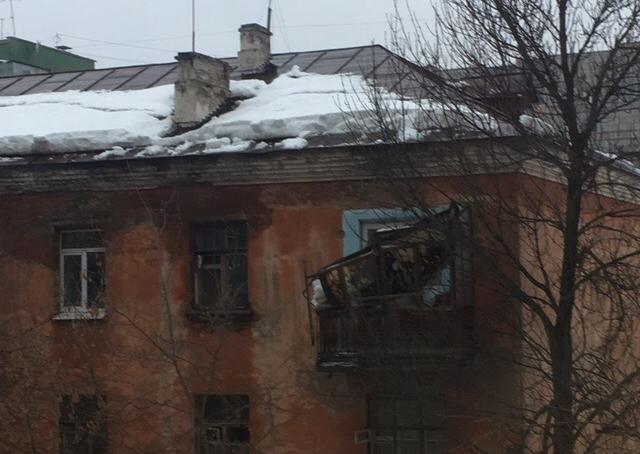 В Перми снег с крыши снес балконы аварийного дома