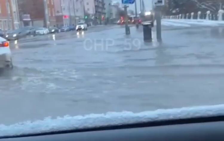 В Перми затопило несколько улиц из-за прорыва трубы