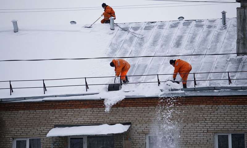 В Перми усилен контроль за очисткой крыш от снега