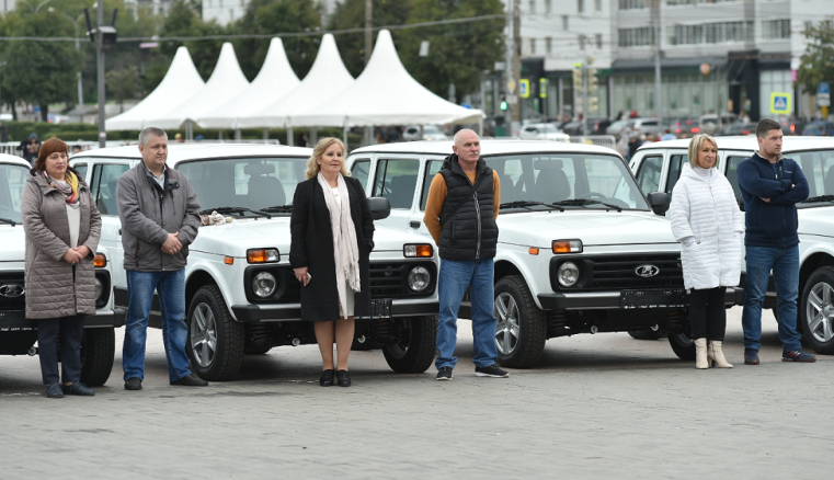 34 школы Пермского края получили новые автомобили для учителей