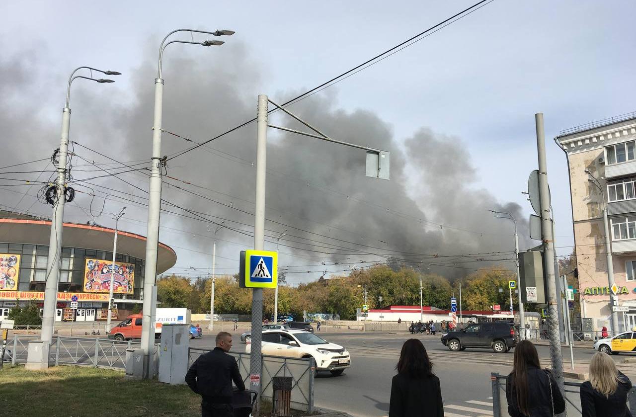 В Перми горит аварийный дом на улице Уральской, 110
