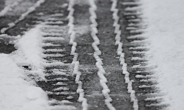 МЧС предупреждает о мокром снеге, гололедице и ветре в Прикамье