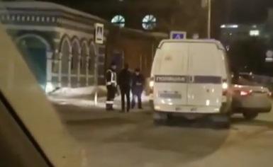 В центре Перми столкнулись полицейская машина и такси
