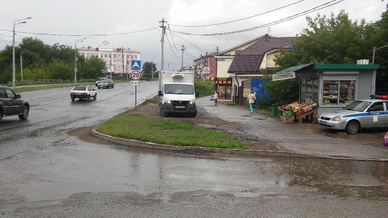В Перми водитель фургона сбил пенсионерку на тротуаре