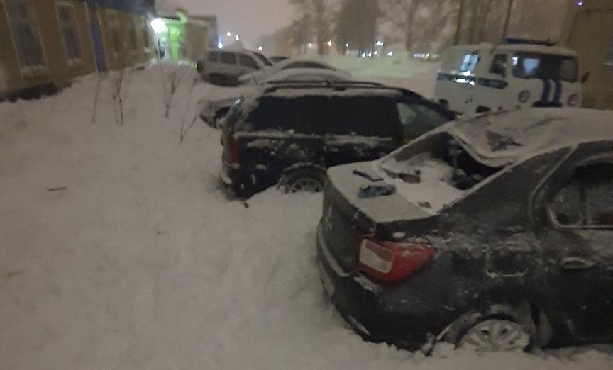 В Березниках снежная лавина обрушилась с крыши на автомобили 