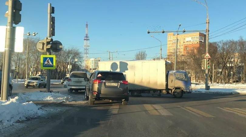 В Перми у грузовика во время движения отпало колесо
