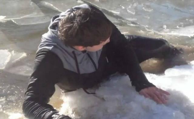 Пермячка гуляла по камскому льду и провалилась в воду