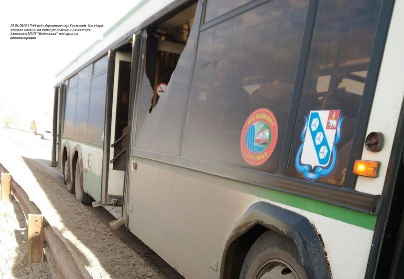 В Березниках во время движения в автобусе лопнуло стекло