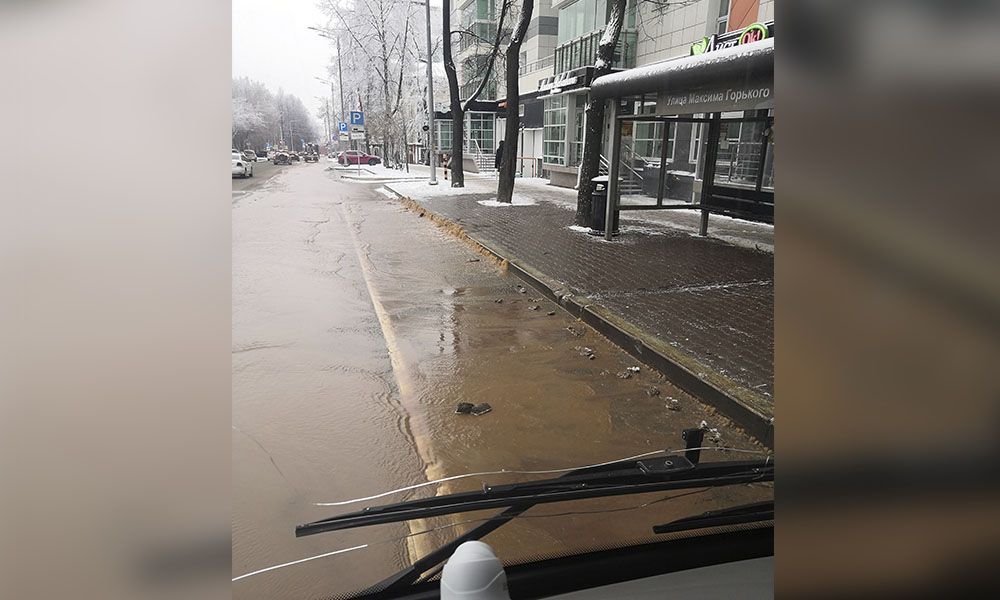 В Перми из-за аварии улицу Луначарского затопило водой