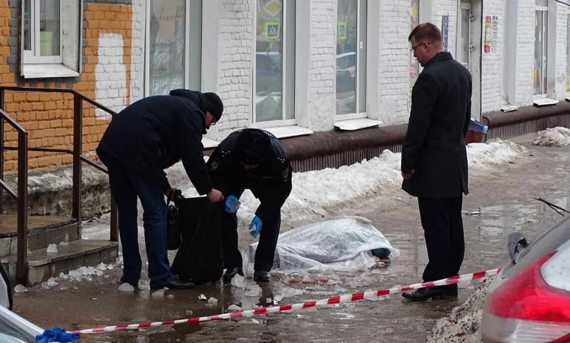 В Перми женщина погибла после падения глыбы льда с крыши на улице Адмирала Ушакова