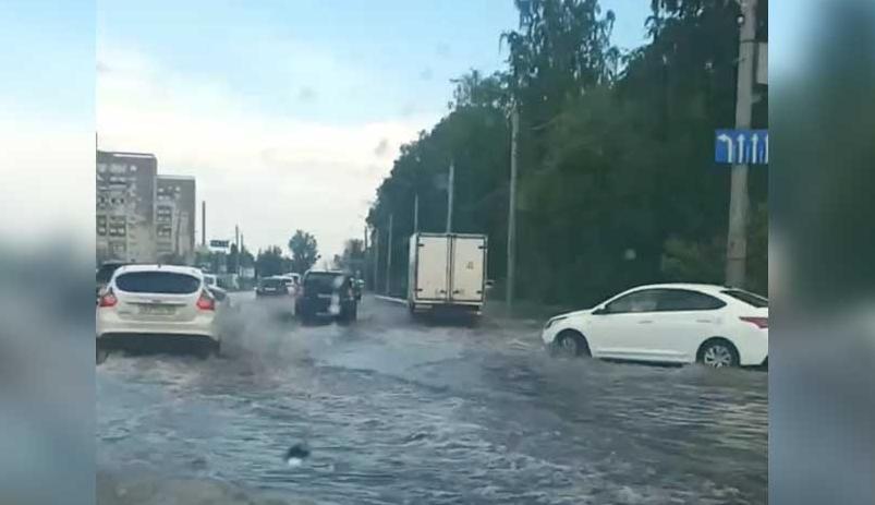 В Перми 24 июня после сильного дождя затопило шоссе Космонавтов